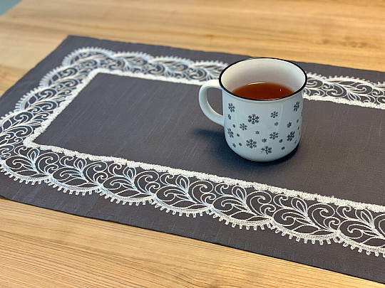 Vyšívaný obrus šedý