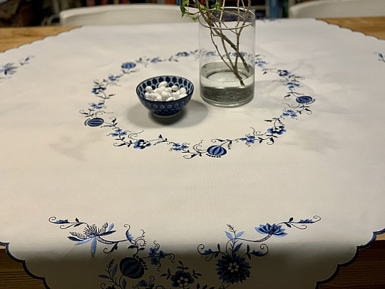 Vyšívané obrusy CIBULÁK MODRO-BIELÝ