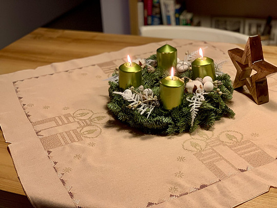 Vyšívané obrusy a šály lososové