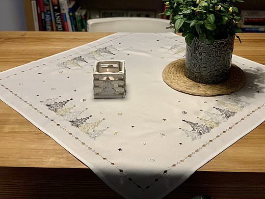 Vyšívaný vianočný obrus a šály STROMEČKY BIELO ZLATÉ