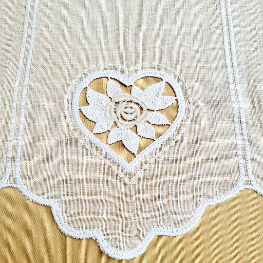 Vitrážová záclona SRDIEČKO BÉŽOVÉ