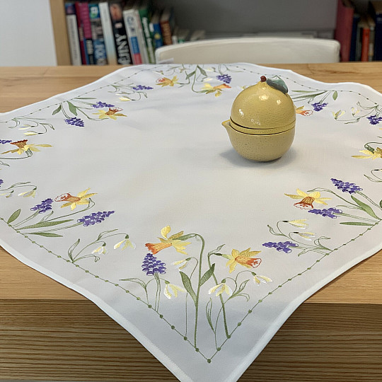 Vyšívaný obrus a šál NARCISY A SNEŽENKY