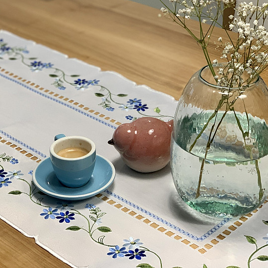 Vyšívaný ubrus a šál POMNĚNKY