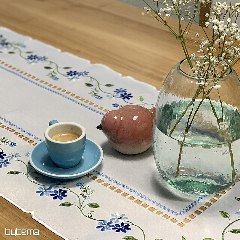 Vyšívaný ubrus a šál POMNĚNKY