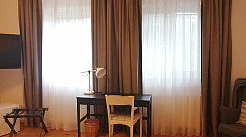 Závesy a záclony v izbách Hotela McLimon