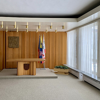 Mestys Brezová - inštalácia koľajníc a záclon