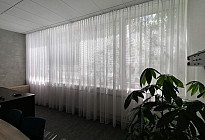 Záclona v kancelárii poisťovne Agel