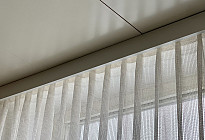 Mestys Brezová - inštalácia koľajníc a záclon