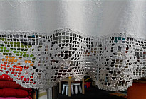 Záclona s háčkovanou bordúrou