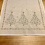 Vyšívaný vianočný obrus biely so zlato-striebornými stromkami