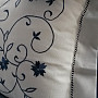 Vyšívaný dekoračné povlak MODRÝ KVET biely