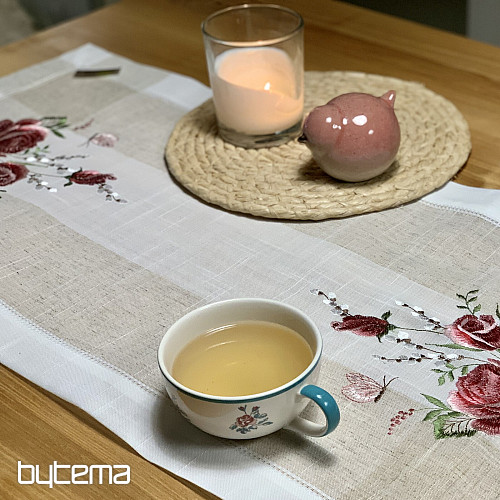 Vyšívaný obrus a šál Ruže a mačičky