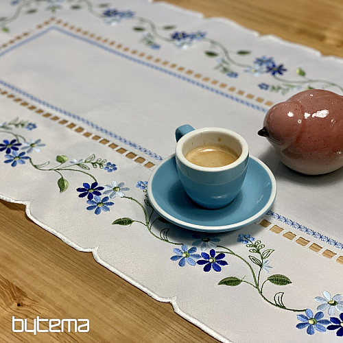 Vyšívaný ubrus a šál POMNĚNKY