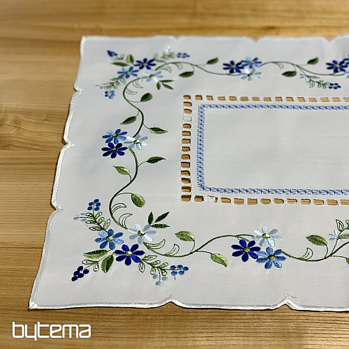 Vyšívaný ubrus a šál POMNĚNKY