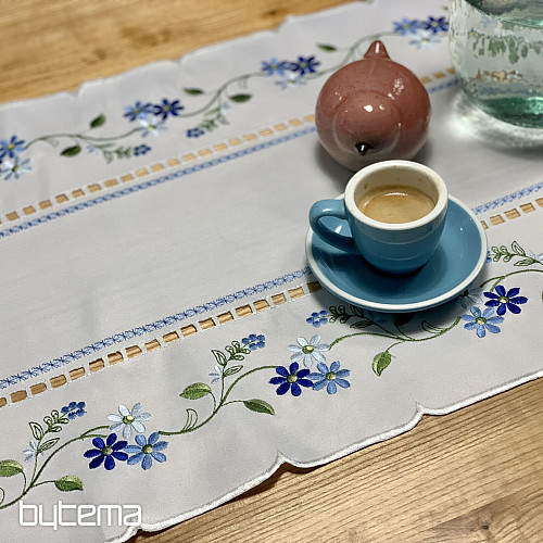 Vyšívaný ubrus a šál POMNĚNKY