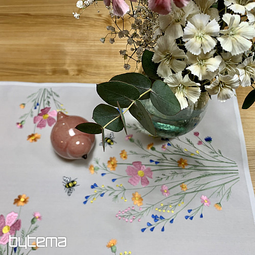 Vyšívaný ubrus a šál Louka a včely