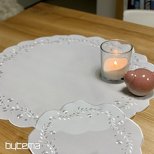 Obrus a šál BIELE KVETY vyšívaný